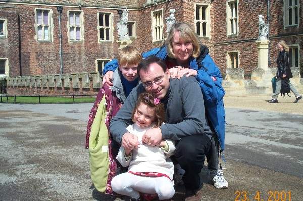 Endlich ein neues Bild von uns ... Ostern 2001 in Hampton Court / England